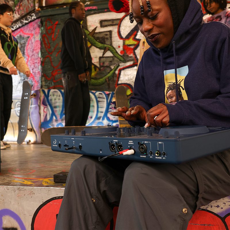AlphaTheta OMNIS-DUO Indigo - All in One Portable DJ System - Image 2